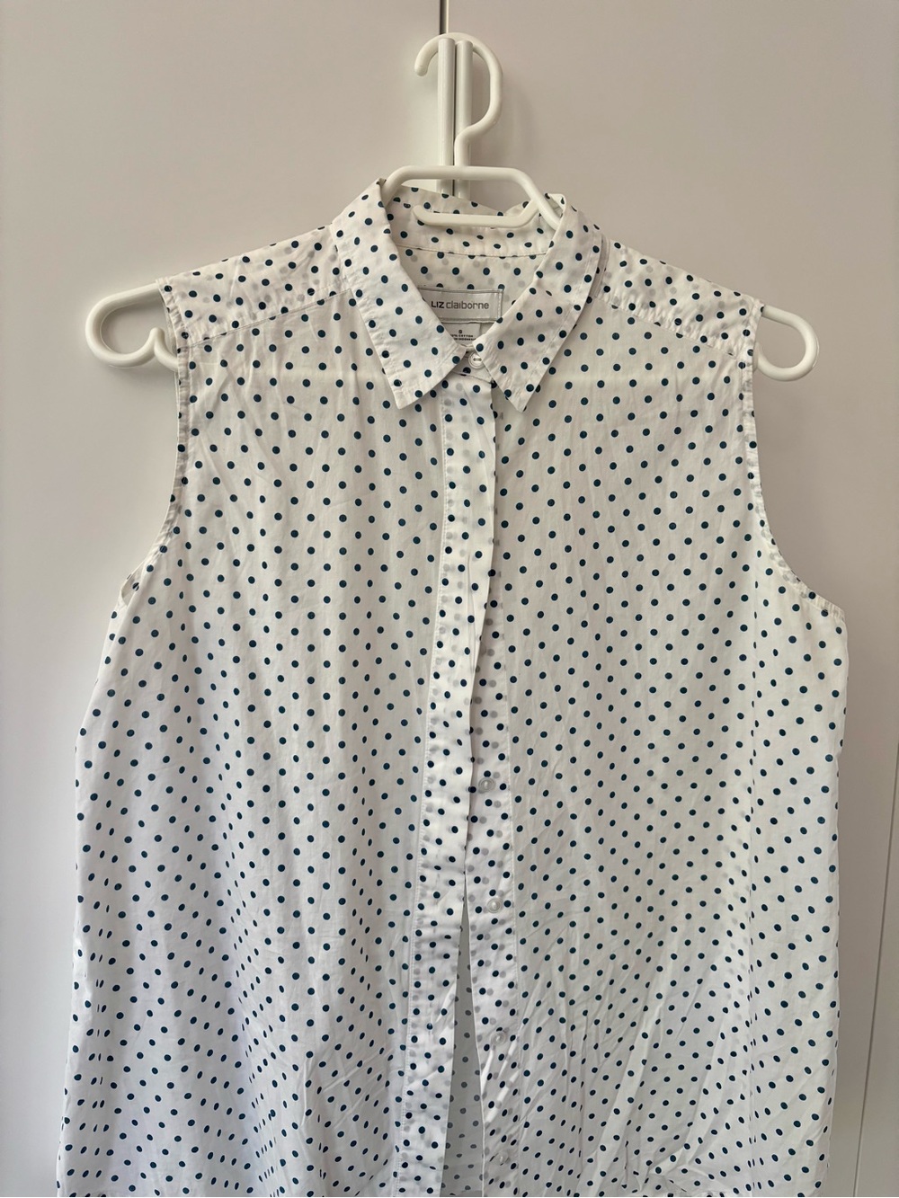 Liz Claiborne White Sleeveless Button-Down Shirt with Navy Polka Dots
